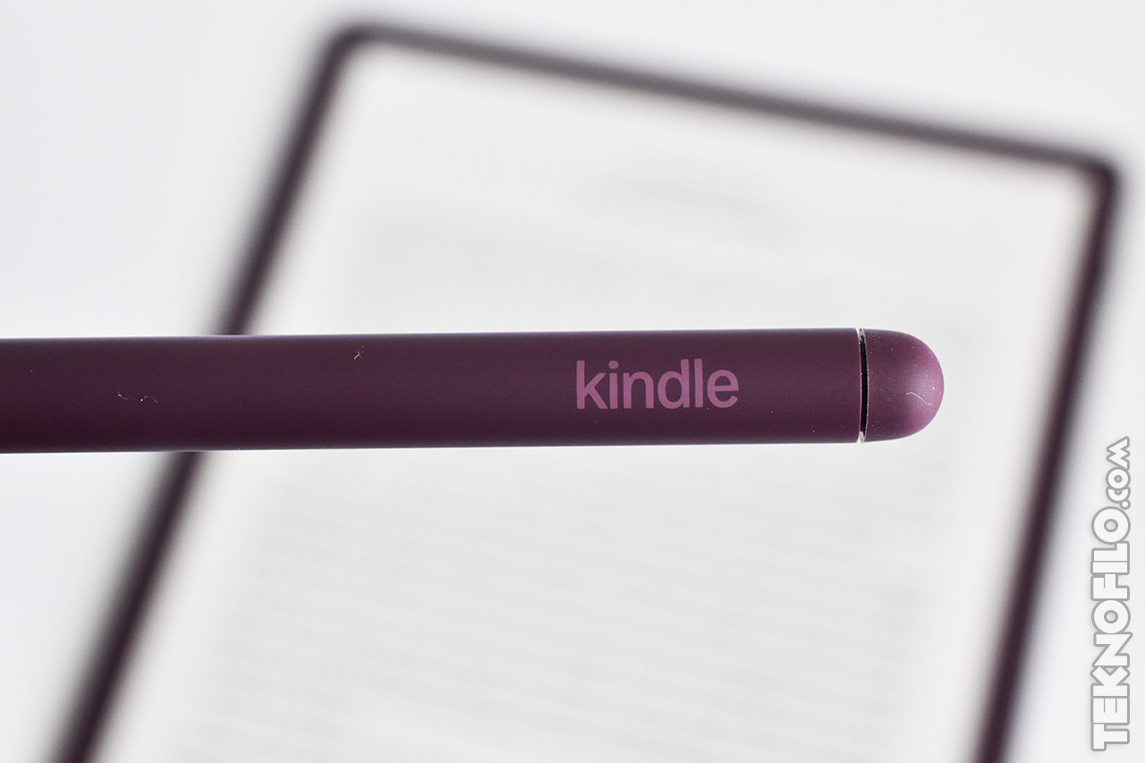 Lápiz óptico Kindle en primer plano con fondo borroso de pantalla e-reader. Ideal para anotar y leer cómodamente.