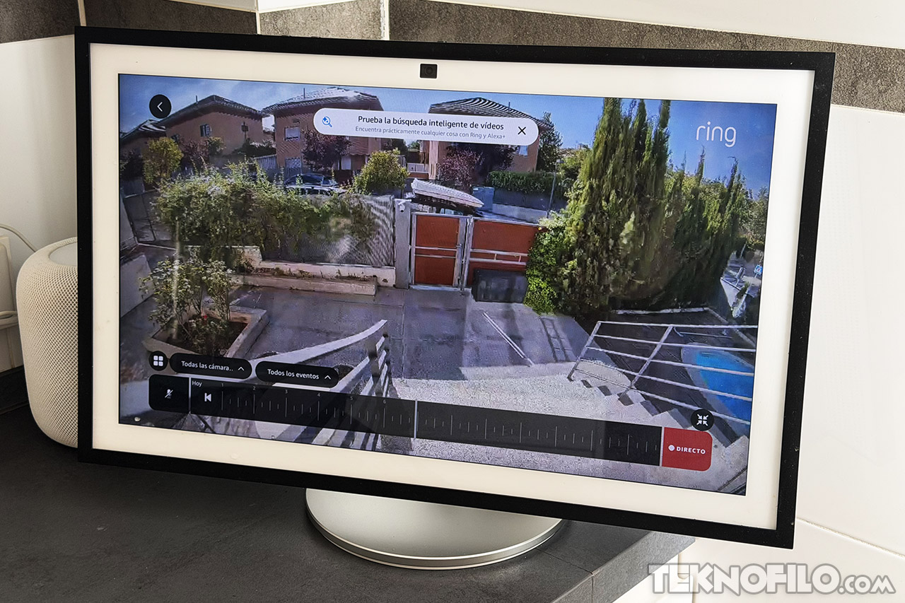 Pantalla mostrando video de seguridad Ring con opción de búsqueda inteligente en un hogar.