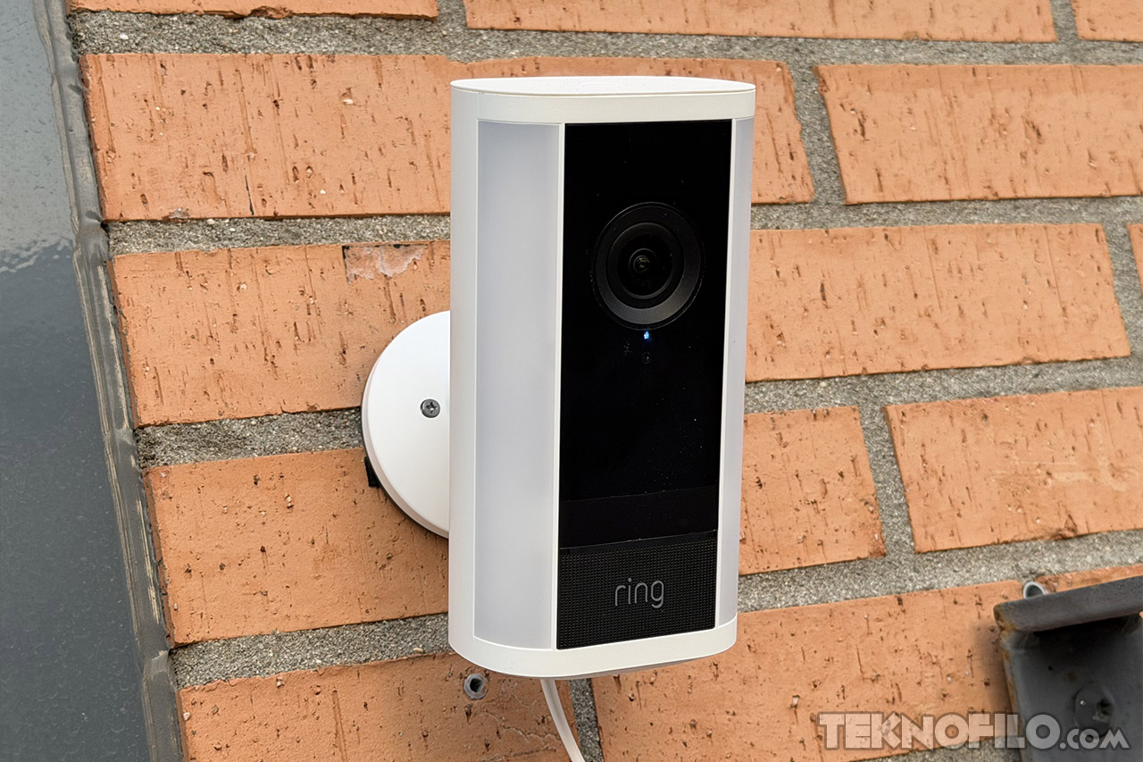 Cámara de seguridad Ring montada en pared de ladrillo para vigilancia del hogar.