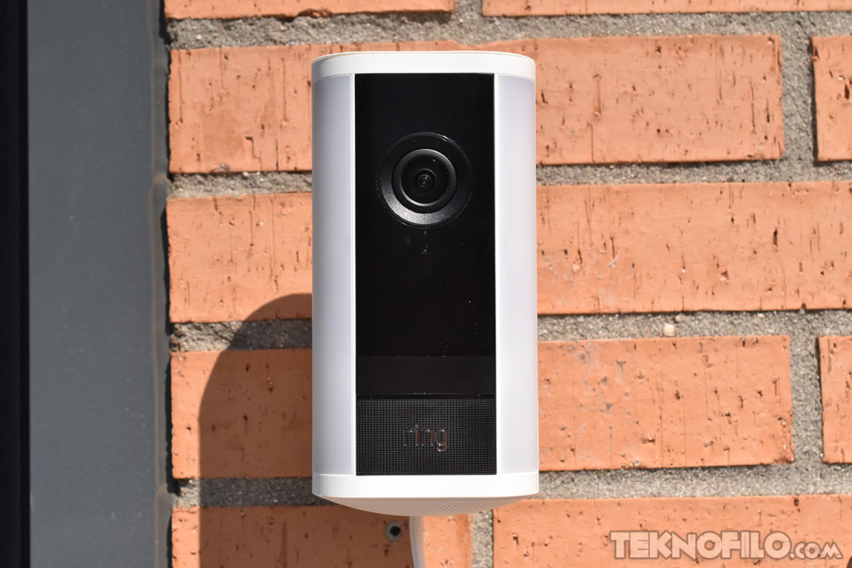 Análisis de la cámara exterior Ring Spotlight Cam Pro (2ª gen.): 4K, focos y detección 3D Cámara de seguridad inteligente instalada en pared de ladrillo. Protección hogar de videovigilancia.