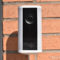 Análisis de la cámara exterior Ring Spotlight Cam Pro (2ª gen.): 4K, focos y detección 3D Cámara de seguridad inteligente instalada en pared de ladrillo. Protección hogar de videovigilancia.
