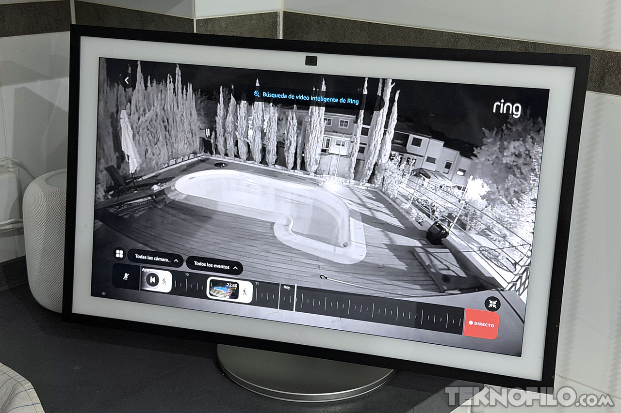 Pantalla mostrando transmisión de seguridad en vivo de piscina con Ring, noche, modo infrarrojo activo.