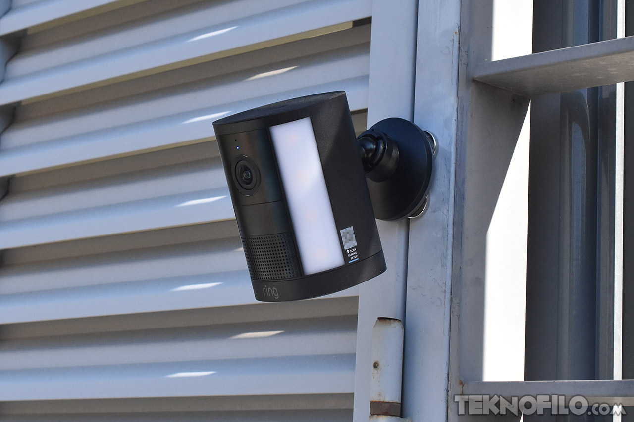 Cámara de seguridad montada en exterior, ideal para vigilancia del hogar y protección contra intrusos.