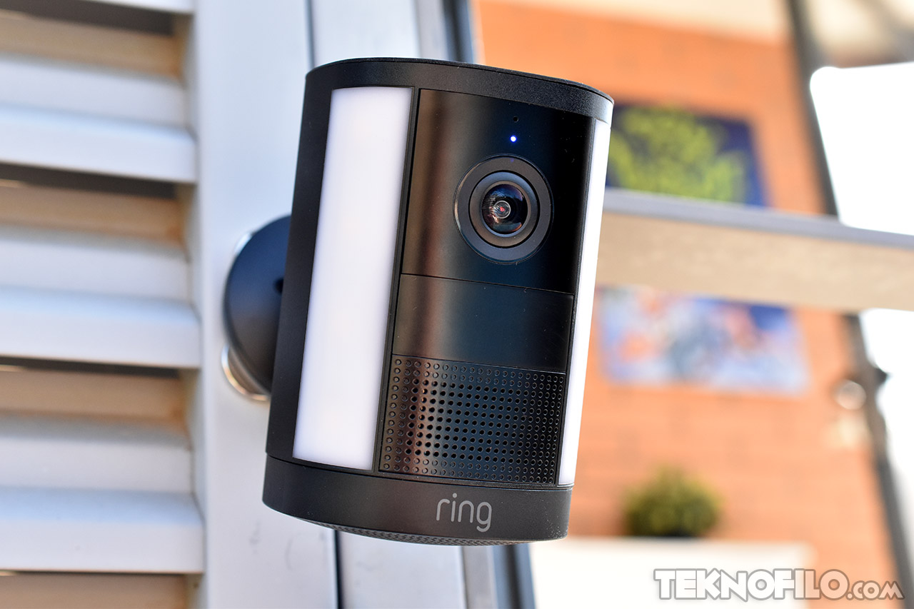 Cámara de seguridad Ring instalada en pared, ofrece vigilancia exterior avanzada y conectividad inteligente.