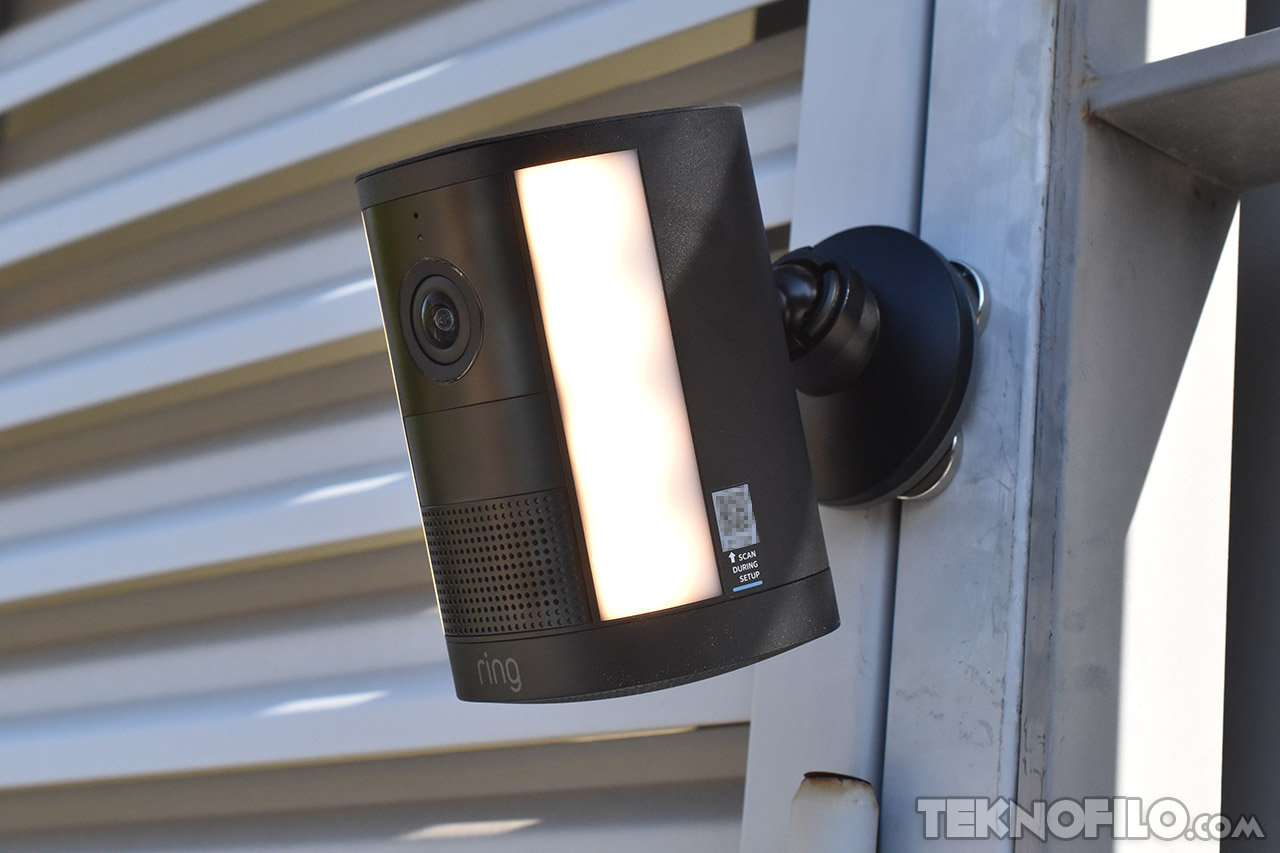 Cámara de seguridad Ring instalada en el exterior, mostrando luz LED integrada para vigilancia eficaz.