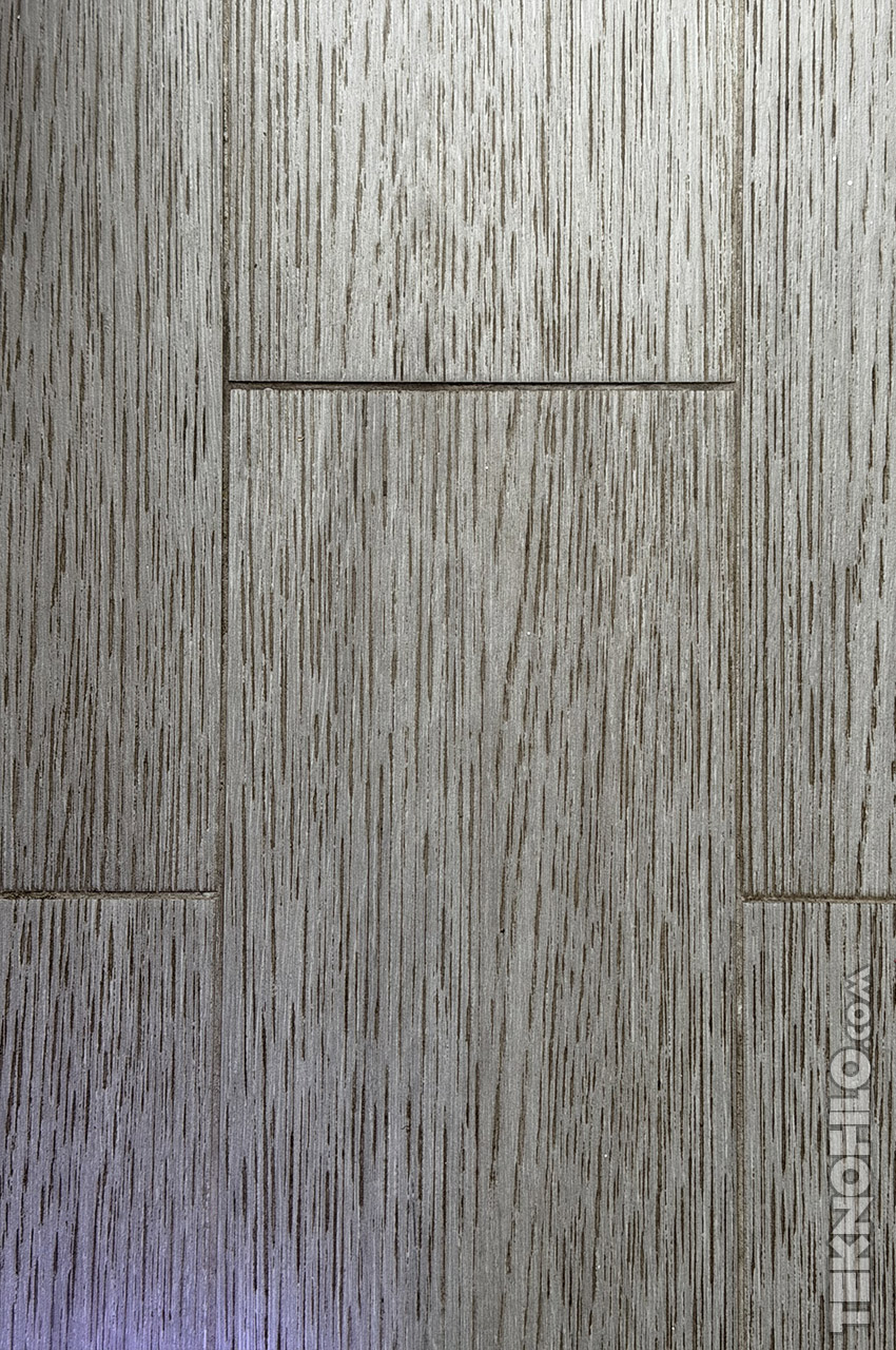 Textura de madera gris con vetas marrones, muestra de superficie para diseño de interiores.