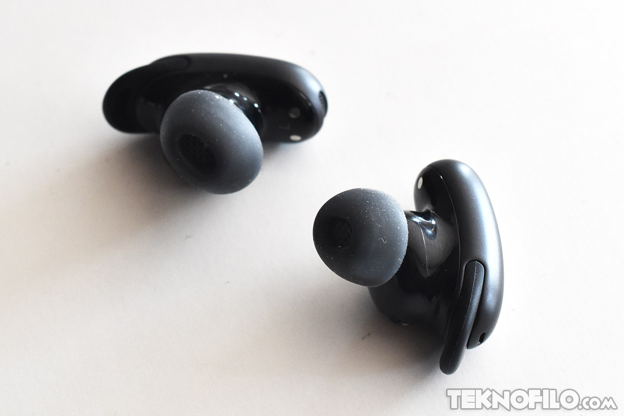 Auriculares inalámbricos negros sobre fondo blanco, diseño ergonómico para comodidad y sonido de calidad.