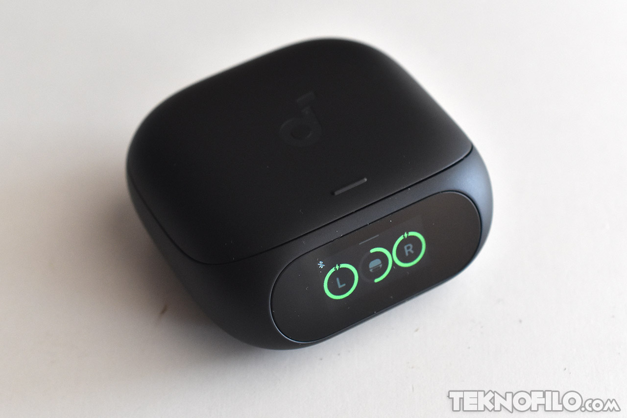 Estuche negro para auriculares inalámbricos con indicadores LED verdes para carga y conexión Bluetooth.