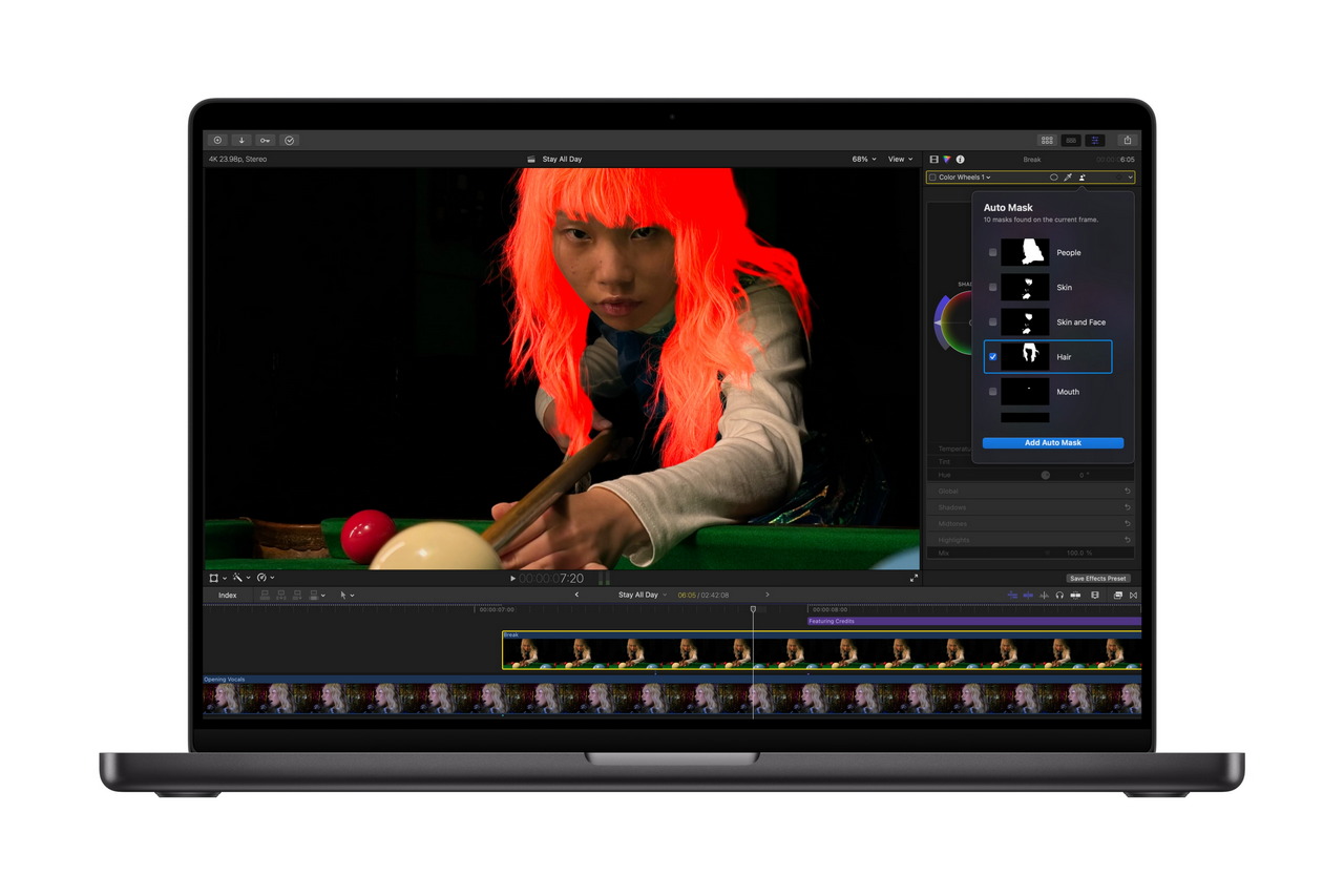Laptop con software de edición de video mostrando selección de máscara de color rojo en el cabello de una persona.