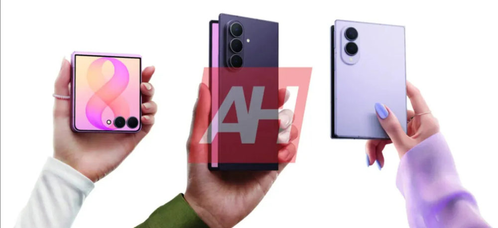 Tres smartphones plegables en manos mostrando diseño y colores variados. Tecnología innovadora y elegante.