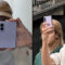 Personas tomando selfies con smartphone plegable en evento al aire libre, foco en el dispositivo innovador.