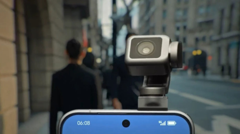 Cámara montada en smartphone 5G en una calle urbana, personas caminando al fondo, tecnología moderna.