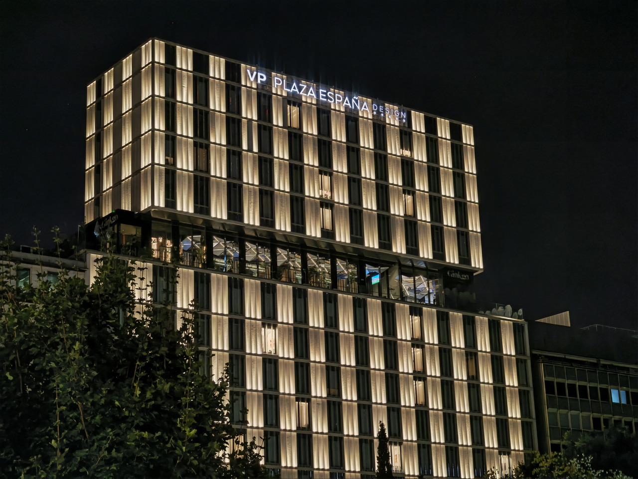 Edificio iluminado del VP Plaza España Design en Madrid de noche.