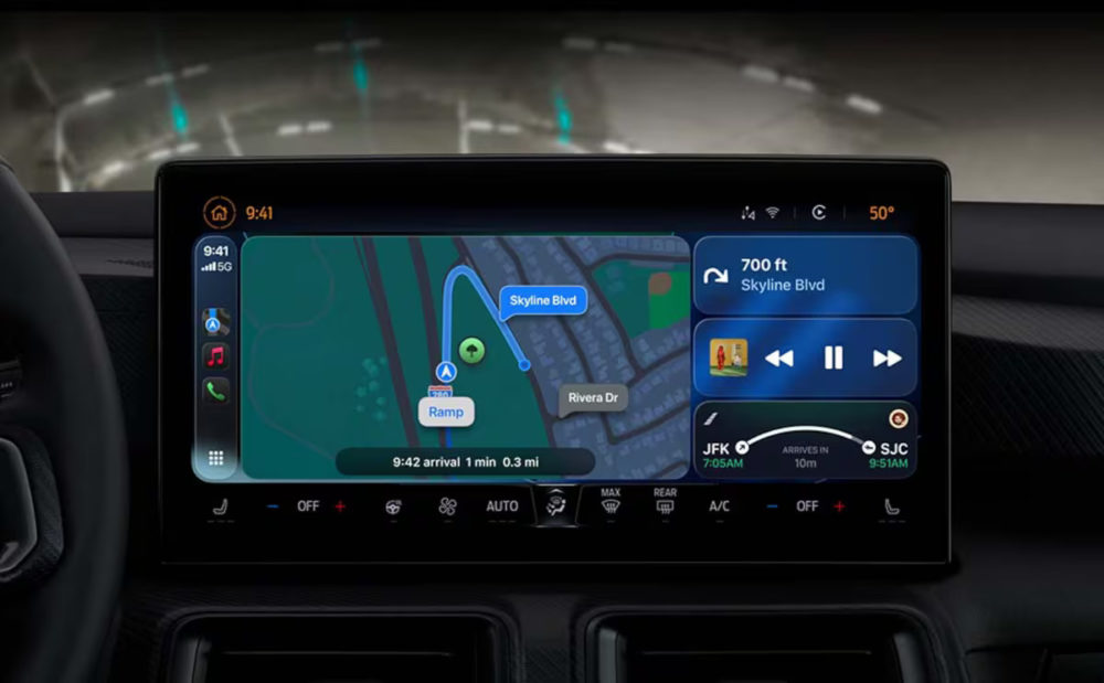 Pantalla de navegación GPS en un auto mostrando direcciones a Skyline Blvd y controles de música integrados.