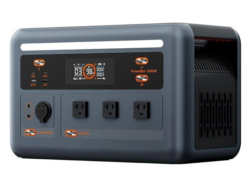 Estación de energía portátil PowerMax 1800SE con múltiples enchufes y pantalla digital para carga eficiente.