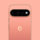 Parte trasera de un smartphone Google Pixel en color coral con cámara triple.