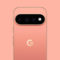 Parte trasera de un smartphone Google Pixel en color coral con cámara triple.