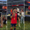 Eric García celebra el Mundial con el HONOR Robot Phone en sus manos Jugador con medalla en estadio, celebrando triunfo de España en la Copa Mundial 2026, con pantalla y confeti amarillo.