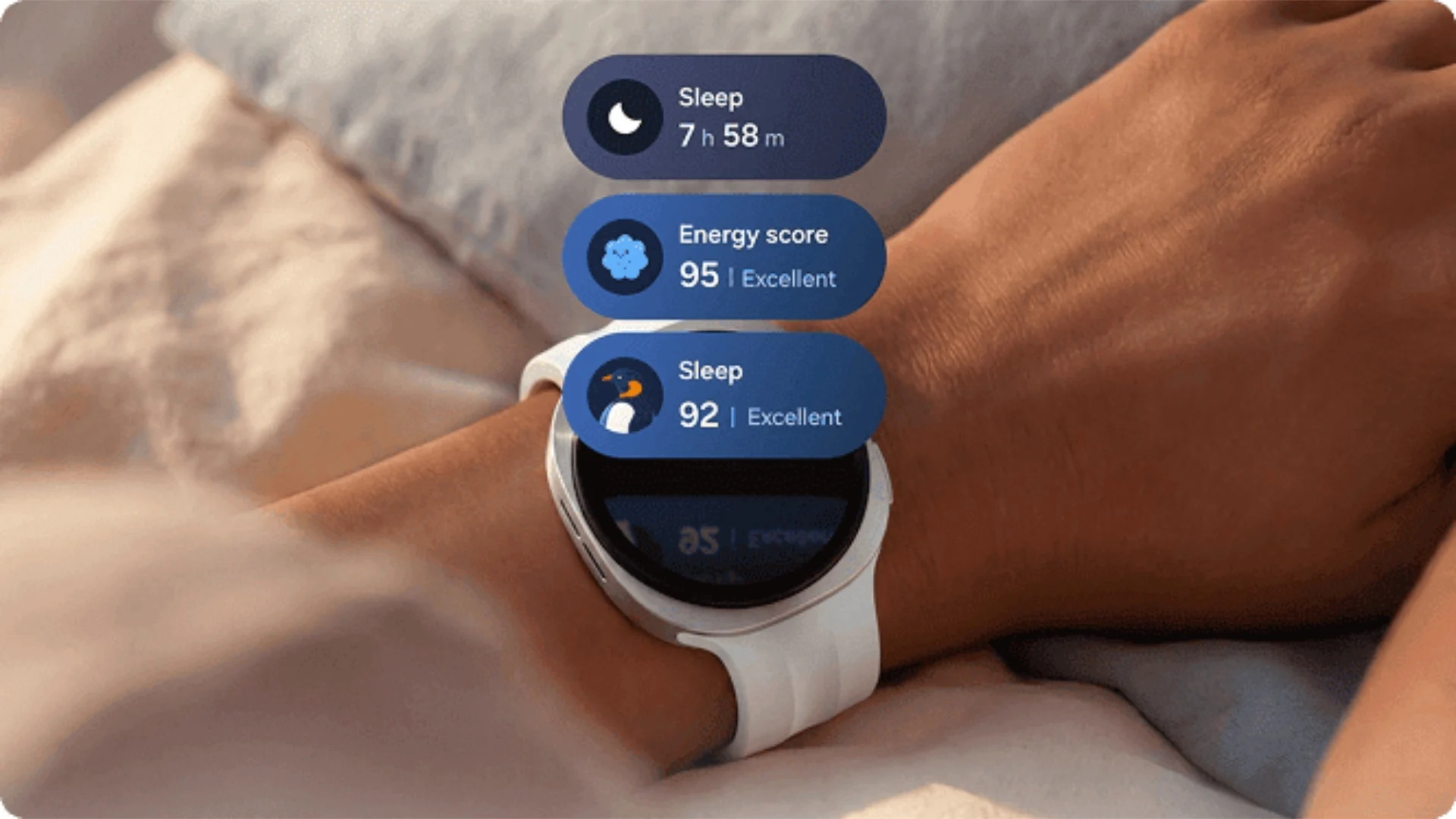 Reloj inteligente en muñeca, mostrando estadísticas de sueño y energía con calificaciones excelentes.