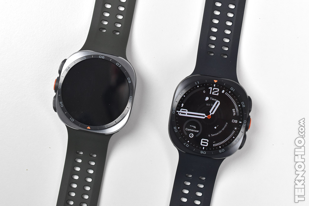 Dos smartwatches deportivos con correas de silicona negra, uno con pantalla apagada y otro mostrando hora en digital.