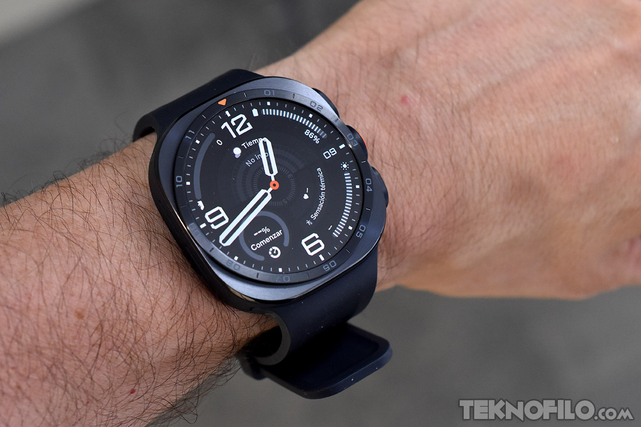Reloj inteligente negro en la muñeca, pantalla digital con diseño moderno y correa ajustable.
