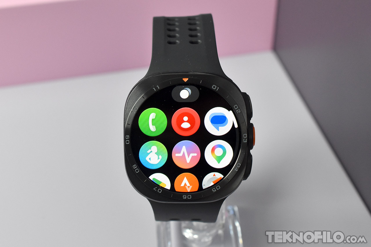 Reloj inteligente con aplicaciones coloridas en pantalla, correa negra y diseño moderno minimalista.