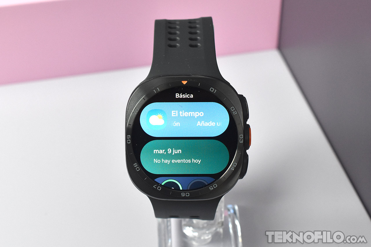 Reloj inteligente con pantalla que muestra el clima y el calendario en interfaz digital moderna.