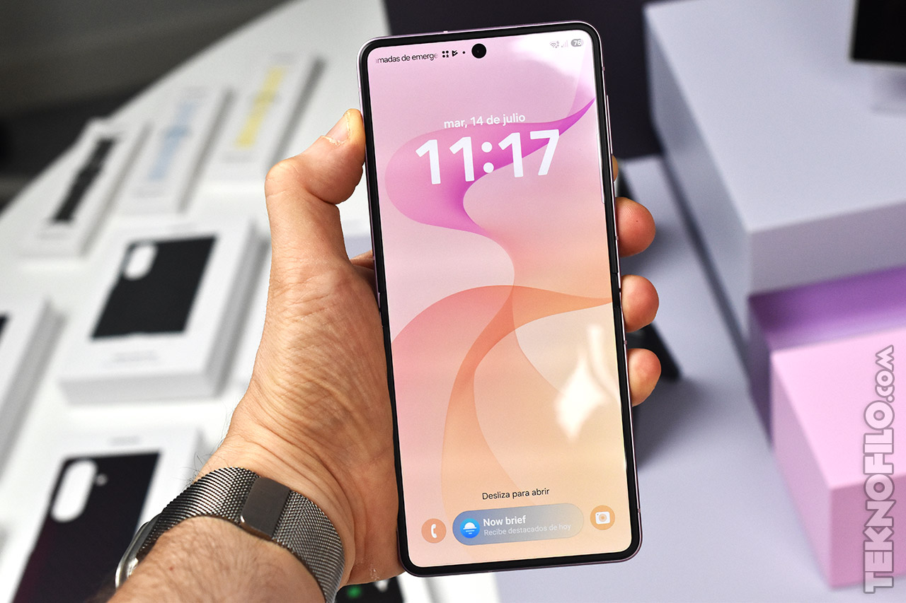 Smartphone moderno en mano, pantalla de inicio del dispositivo con diseño minimalista y elegante.