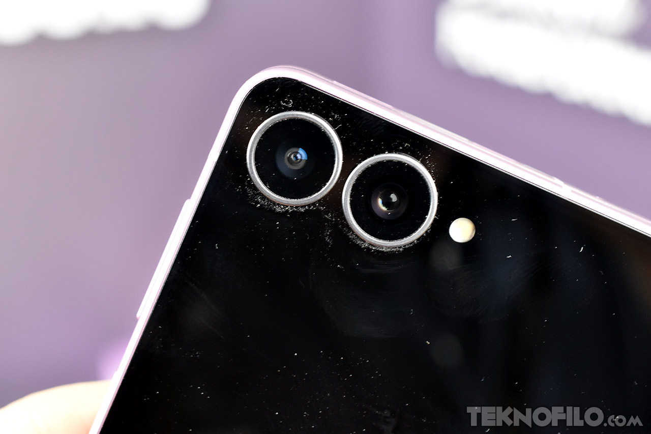 Cámara trasera dual de un smartphone, detalle en primer plano con fondo difuminado.