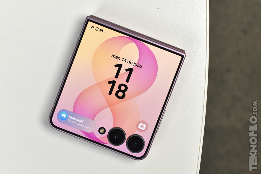 Smartphone plegable en pantalla de inicio con hora 11:18 y fecha 14 de julio, diseño moderno y elegante.
