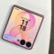 Smartphone plegable en pantalla de inicio con hora 11:18 y fecha 14 de julio, diseño moderno y elegante.