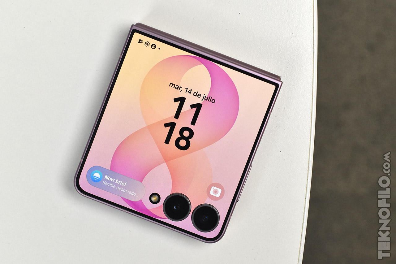 Smartphone plegable en pantalla de inicio con hora 11:18 y fecha 14 de julio, diseño moderno y elegante.