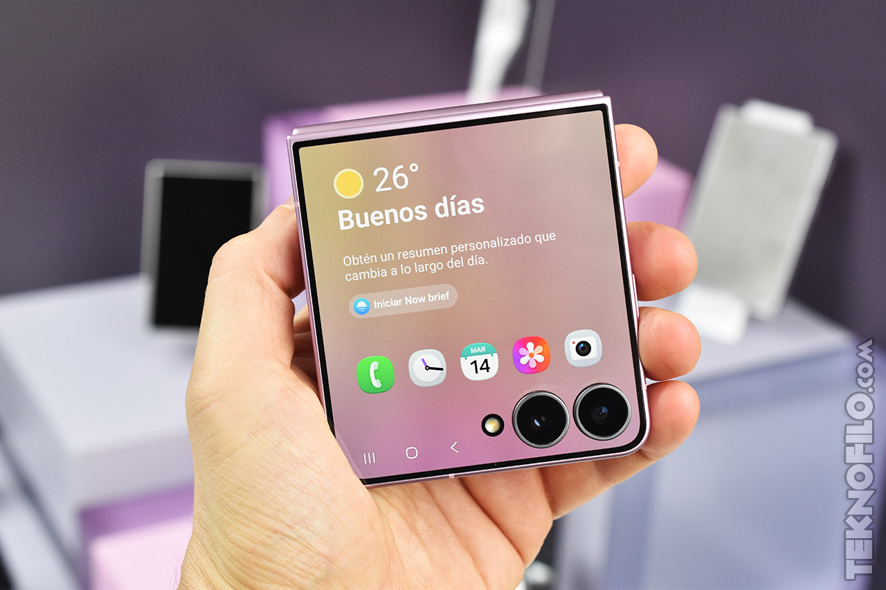 Smartphone plegable mostrando el clima y aplicaciones en pantalla, con diseño moderno y funcional.