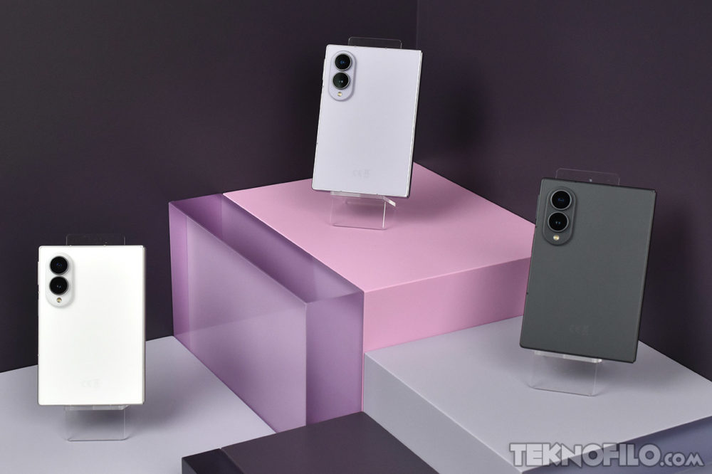 Samsung Galaxy Z Fold8: el plegable ligero de Samsung estrena formato Tres smartphones modernos en exhibición sobre plataformas pastel.
