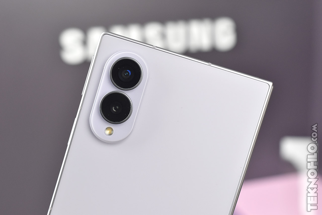 Cámara trasera de un teléfono inteligente Samsung en enfoque cercano, mostrando dos lentes y un flash.