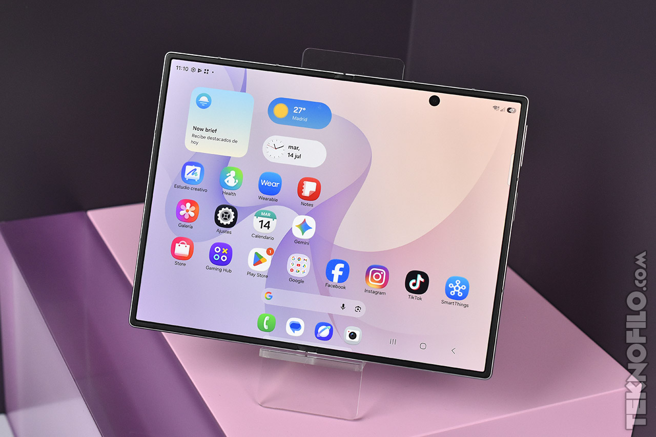 Tablet moderna con aplicaciones y widgets coloridos en pantalla, destacando clima de Madrid y fecha 14 de julio.