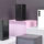 Tres smartphones plegables en diferentes colores sobre pedestales color pastel, destacando diseño innovador.