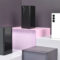 Tres smartphones plegables en diferentes colores sobre pedestales color pastel, destacando diseño innovador.