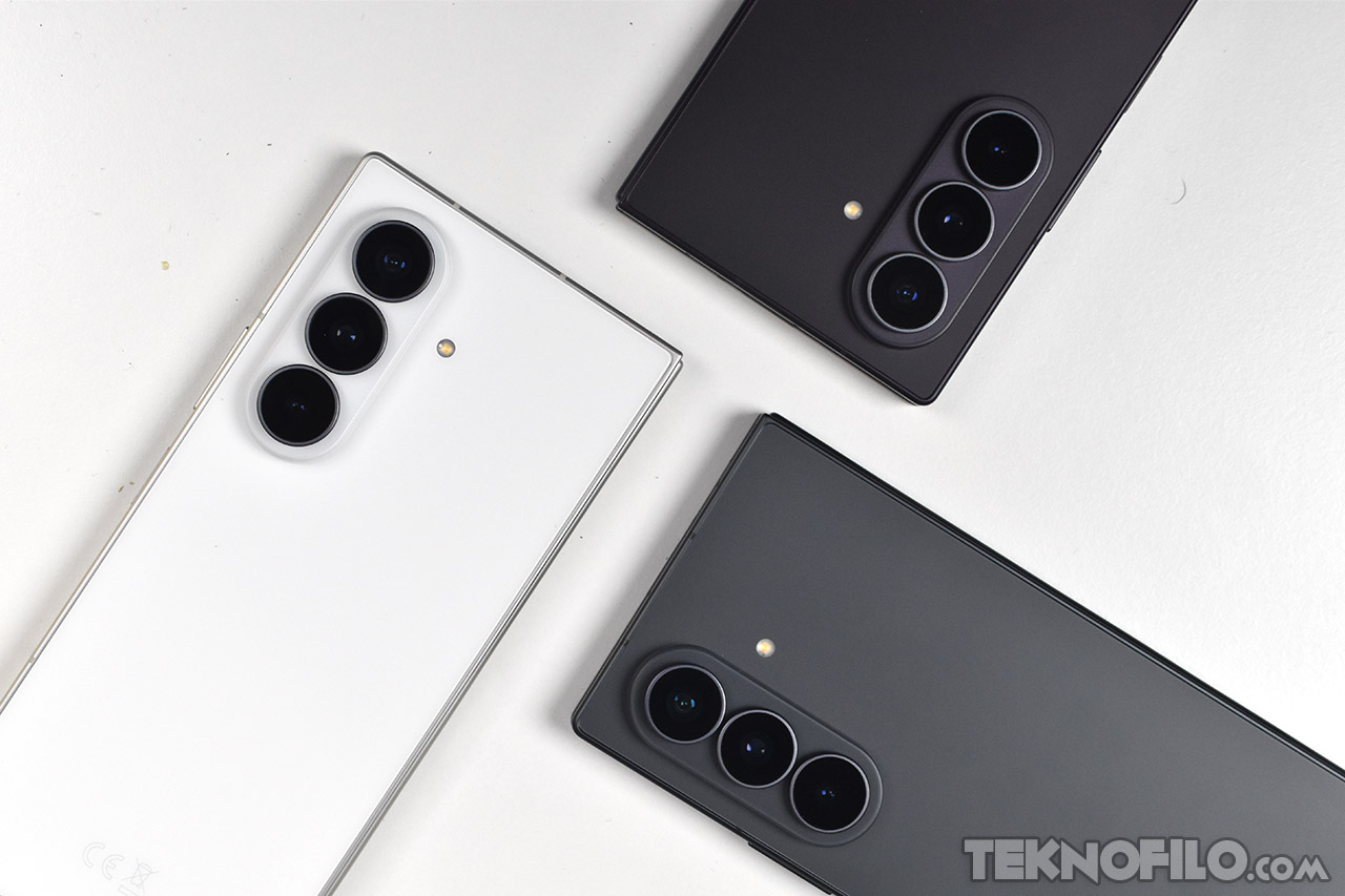 Teléfonos inteligentes con cámaras triples en diseño moderno y elegante, colores blanco y negro.