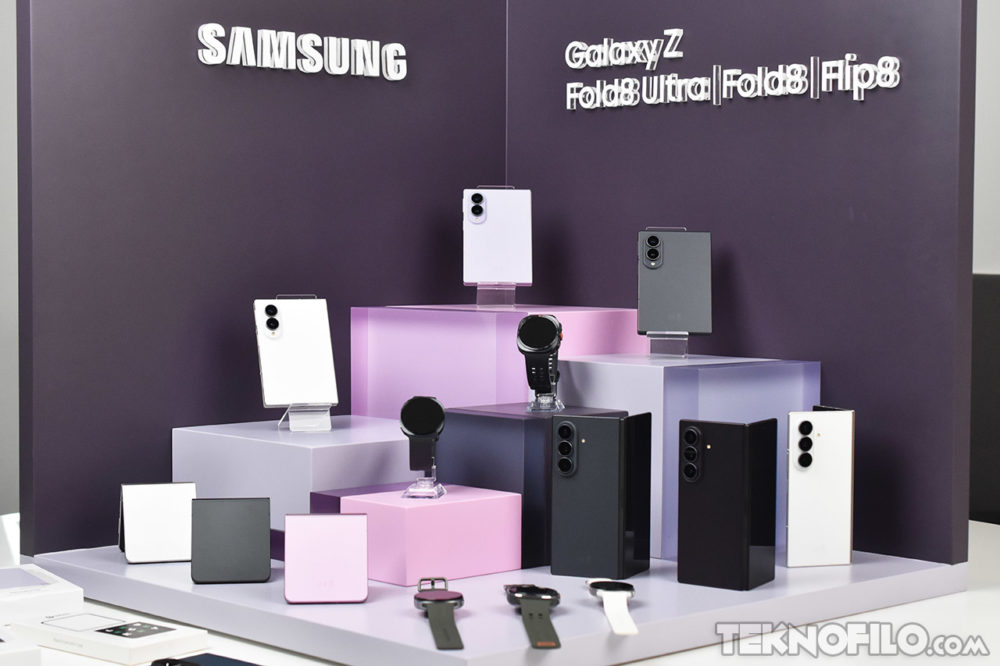 Dispositivos Samsung Galaxy Z Fold5 y Flip5 mostrados en exhibición con relojes inteligentes Galaxy Watch.