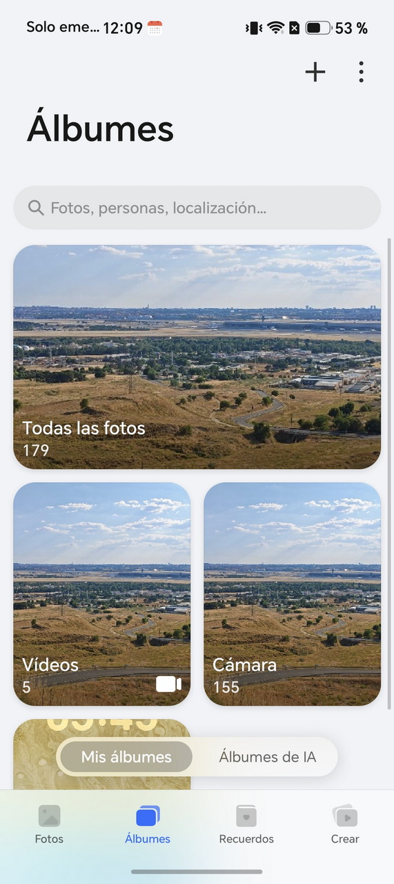 Pantalla de álbumes de fotos en un dispositivo móvil con categorías de fotos y videos organizadas.