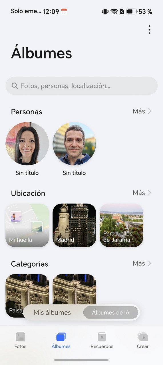 Pantalla de la galería de fotos del móvil, mostrando álbumes por personas, ubicaciones y categorías.