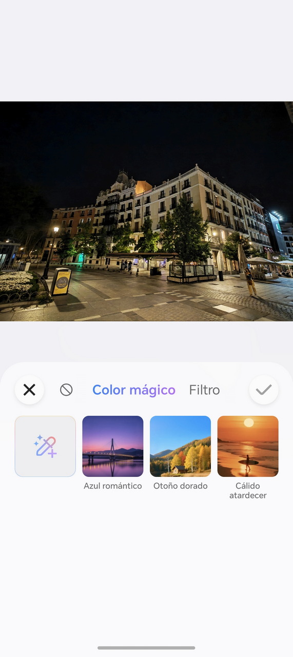 Noche urbana en una plaza iluminada con edificios históricos y luces de faroles en un ambiente tranquilo.