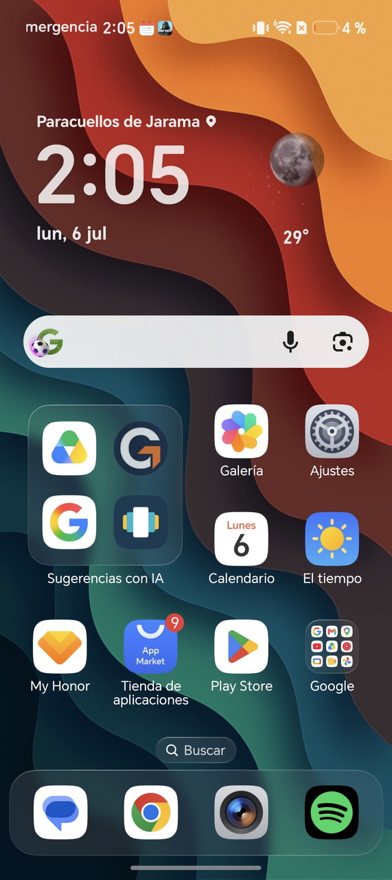 Pantalla de inicio de smartphone con aplicaciones como Galería, Ajustes, Google, calendario y clima en Paracuellos de Jarama.