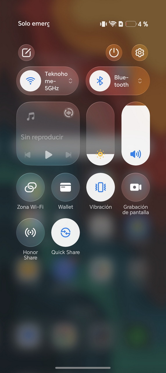 Interfaz de control de ajustes rápidos en un smartphone, mostrando WiFi, Bluetooth y más opciones.