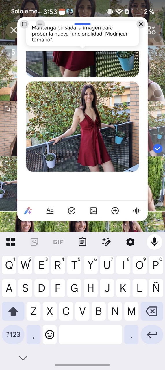 Mujer con vestido rojo en balcón con plantas, probando funcionalidad Modificar tamaño en móvil.