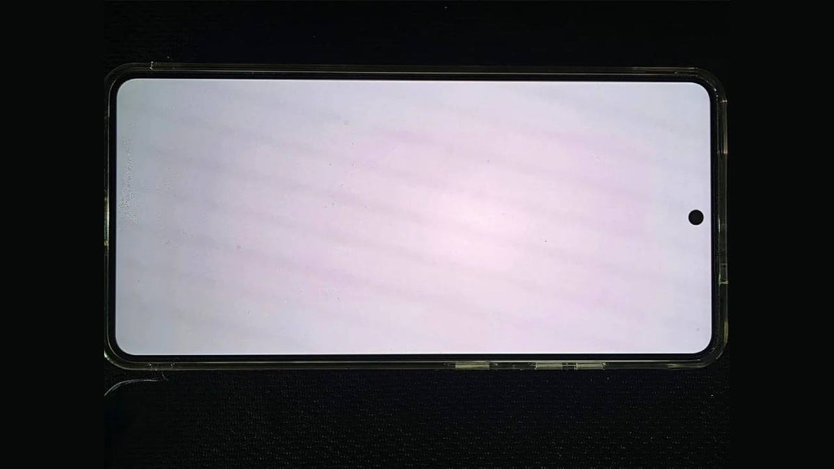 Pantalla de smartphone con diseño de cámara perforada en la parte superior derecha, sin contenido visible.