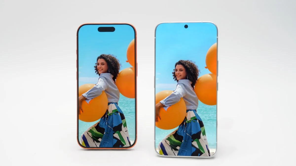 Dos smartphones muestran a una mujer con globos naranjas frente al mar.