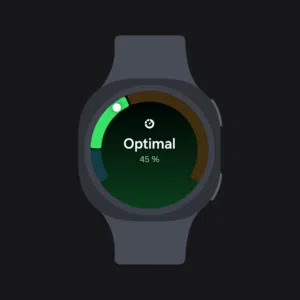 Reloj inteligente con pantalla que muestra estado óptimo de batería al 45%, fondo negro.