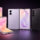 Smartphones plegables en exhibición sobre fondo morado, mostrando pantallas y cámaras traseras modernas.